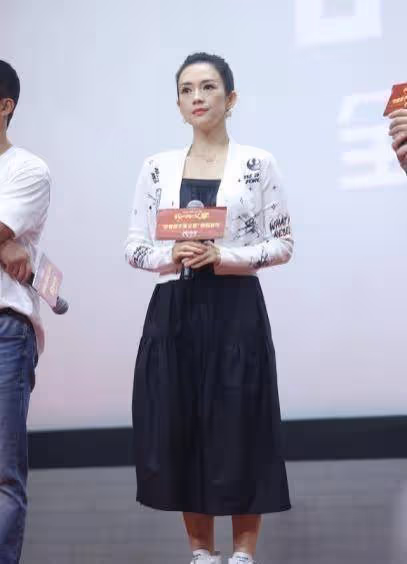 章子怡的嬌美是穿出來的,黑裙配短針織開衫,溫暖有餘還挺減齡的