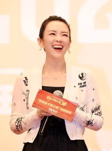 章子怡的嬌美是穿出來的,黑裙配短針織開衫,溫暖有餘還挺減齡的