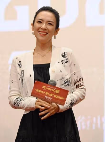 章子怡的嬌美是穿出來的,黑裙配短針織開衫,溫暖有餘還挺減齡的