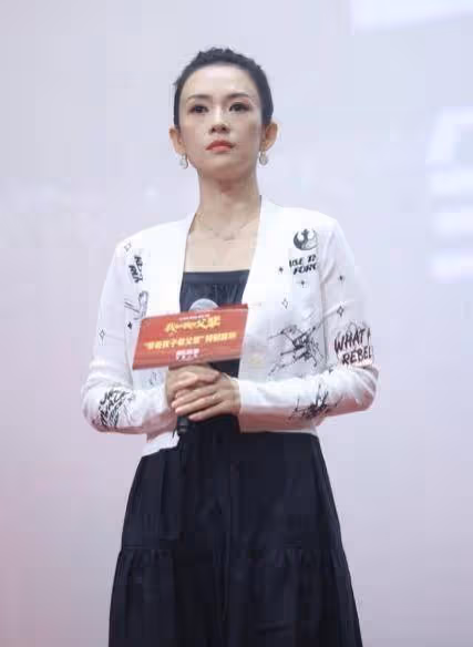 章子怡的嬌美是穿出來的,黑裙配短針織開衫,溫暖有餘還挺減齡的