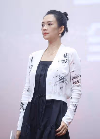 章子怡的嬌美是穿出來的,黑裙配短針織開衫,溫暖有餘還挺減齡的