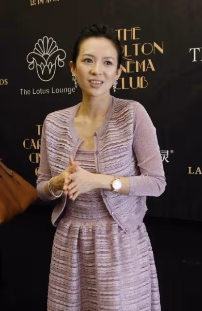 章子怡的嬌美是穿出來的,黑裙配短針織開衫,溫暖有餘還挺減齡的