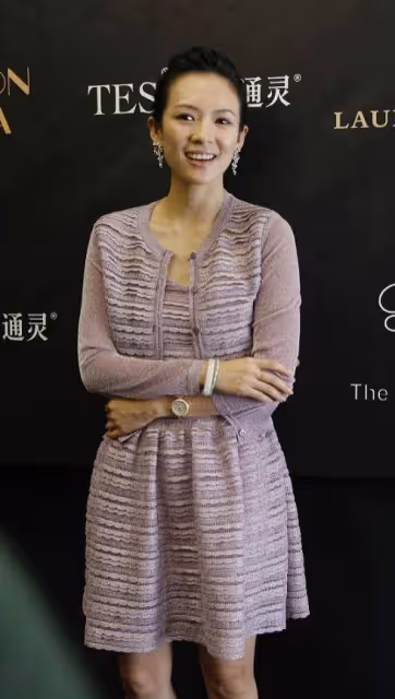 章子怡的嬌美是穿出來的,黑裙配短針織開衫,溫暖有餘還挺減齡的