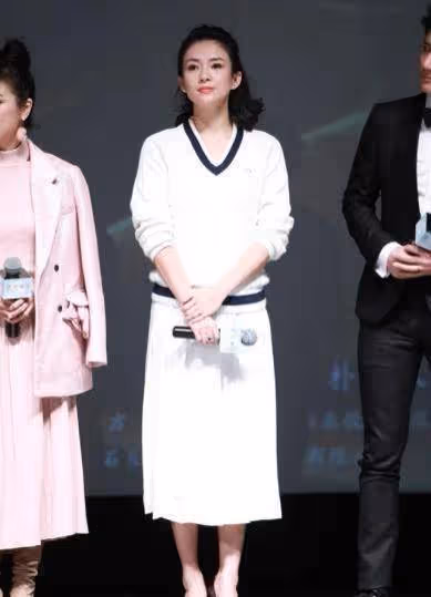 章子怡的嬌美是穿出來的,黑裙配短針織開衫,溫暖有餘還挺減齡的