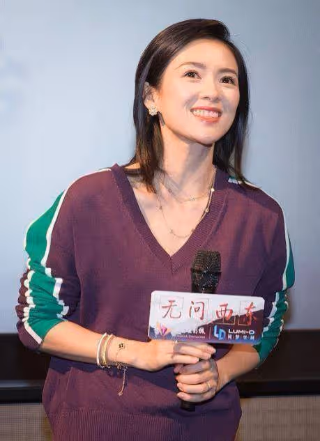 章子怡的嬌美是穿出來的,黑裙配短針織開衫,溫暖有餘還挺減齡的