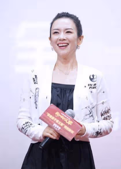 章子怡的嬌美是穿出來的,黑裙配短針織開衫,溫暖有餘還挺減齡的