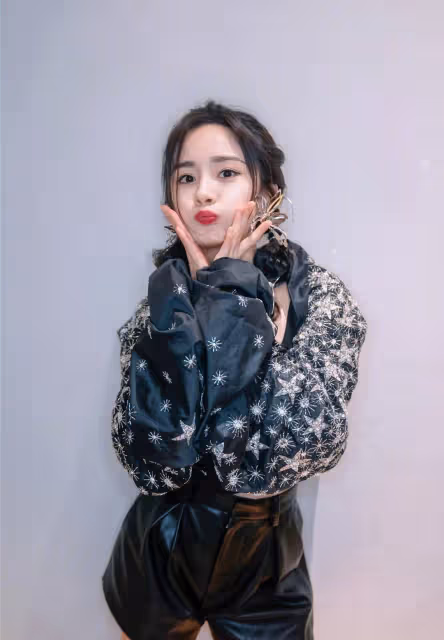 姐姐果真是扮美王者,穿浮誇泡泡袖上衣配雙麻花辮,哪像35歲?