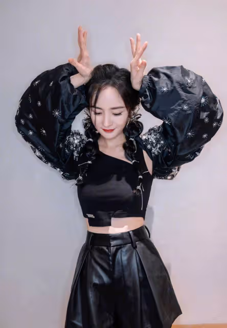姐姐果真是扮美王者,穿浮誇泡泡袖上衣配雙麻花辮,哪像35歲?