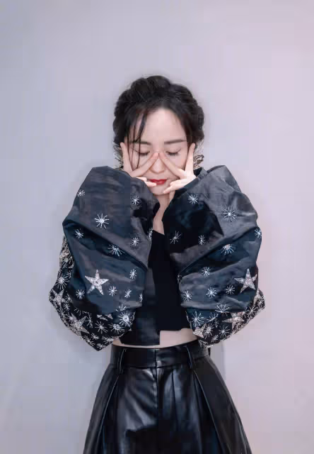 姐姐果真是扮美王者,穿浮誇泡泡袖上衣配雙麻花辮,哪像35歲?