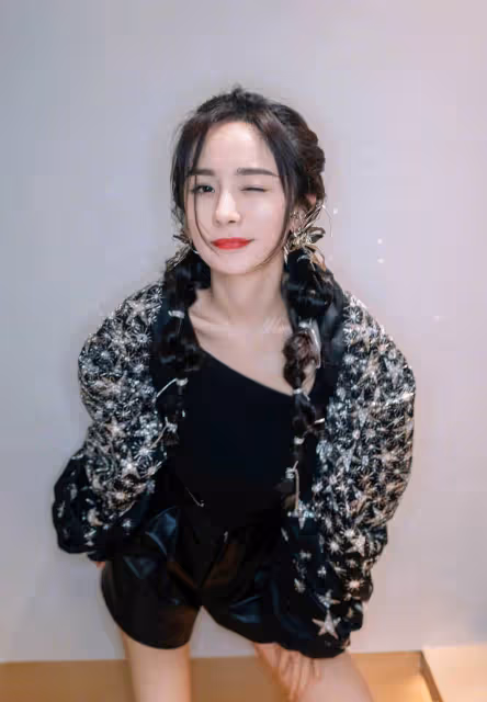姐姐果真是扮美王者,穿浮誇泡泡袖上衣配雙麻花辮,哪像35歲?