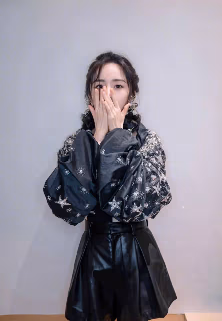 姐姐果真是扮美王者,穿浮誇泡泡袖上衣配雙麻花辮,哪像35歲?