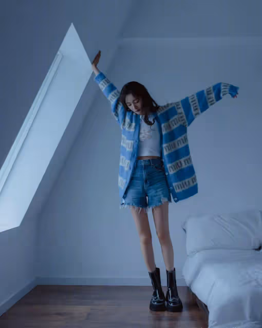 姐姐果真是扮美王者,穿浮誇泡泡袖上衣配雙麻花辮,哪像35歲?