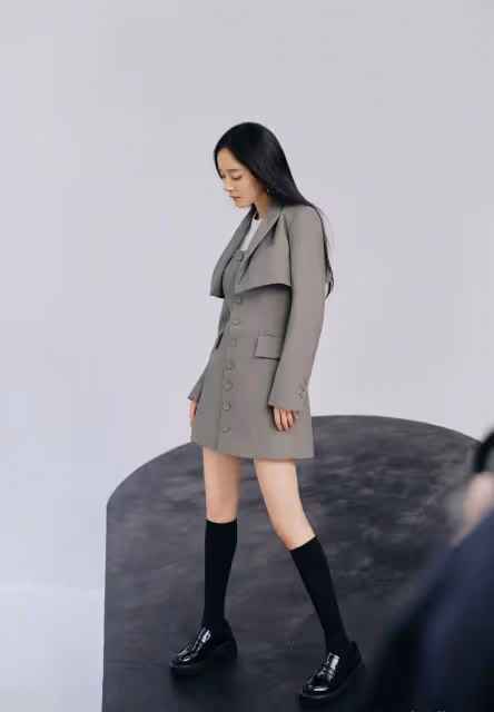 姐姐果真是扮美王者,穿浮誇泡泡袖上衣配雙麻花辮,哪像35歲?