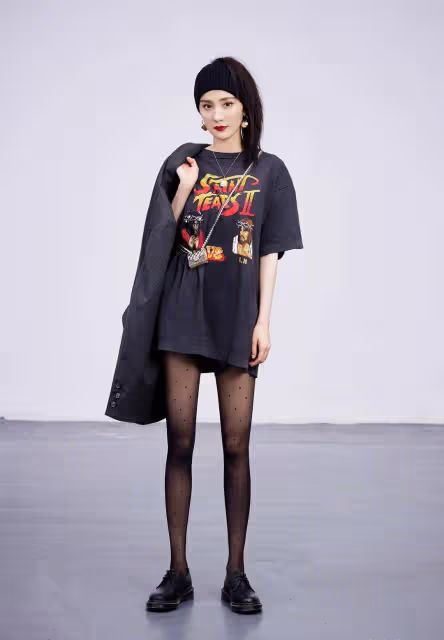 姐姐果真是扮美王者,穿浮誇泡泡袖上衣配雙麻花辮,哪像35歲?