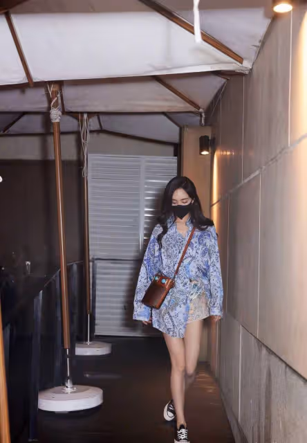 姐姐果真是扮美王者,穿浮誇泡泡袖上衣配雙麻花辮,哪像35歲?