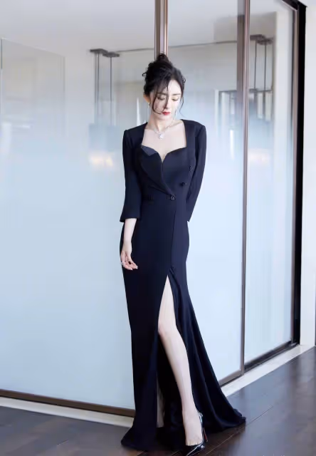 姐姐果真是扮美王者,穿浮誇泡泡袖上衣配雙麻花辮,哪像35歲?