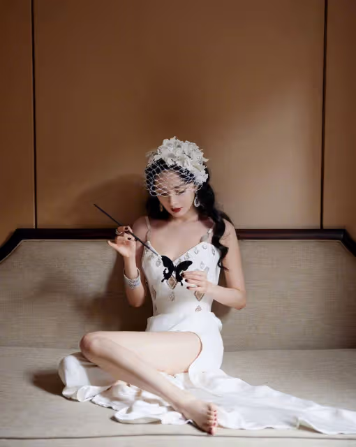 姐姐果真是扮美王者,穿浮誇泡泡袖上衣配雙麻花辮,哪像35歲?