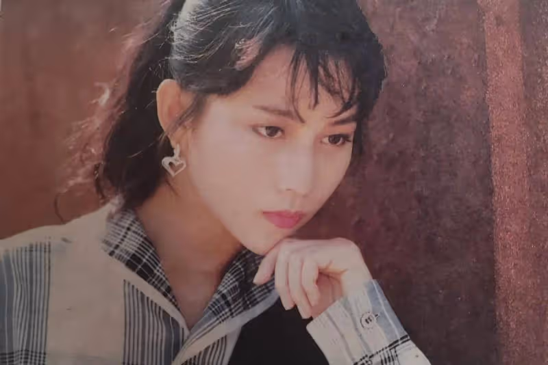蔡少芬19歲的時候也太美了,而且裙子還挺時髦的,不像92年的服裝