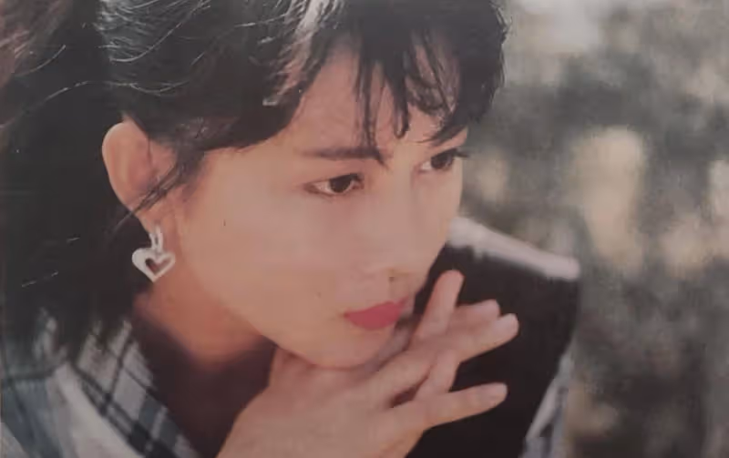 蔡少芬19歲的時候也太美了,而且裙子還挺時髦的,不像92年的服裝