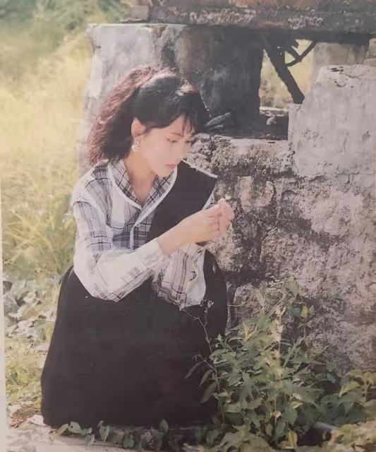 蔡少芬19歲的時候也太美了,而且裙子還挺時髦的,不像92年的服裝