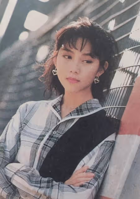 蔡少芬19歲的時候也太美了,而且裙子還挺時髦的,不像92年的服裝