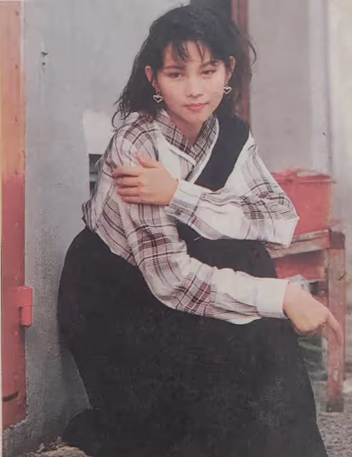 蔡少芬19歲的時候也太美了,而且裙子還挺時髦的,不像92年的服裝
