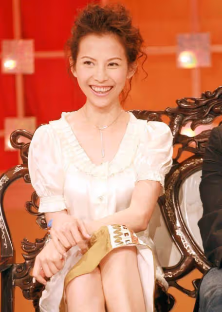 蔡少芬19歲的時候也太美了,而且裙子還挺時髦的,不像92年的服裝