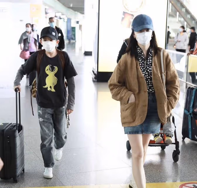 董潔帶兒子也不忘扮美,波點襯衫配牛仔裙,與12歲兒子同框似姐弟