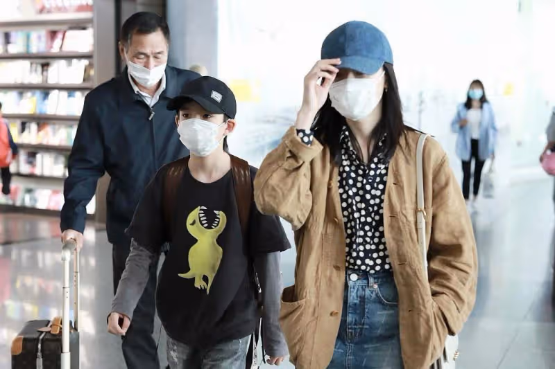 董潔帶兒子也不忘扮美,波點襯衫配牛仔裙,與12歲兒子同框似姐弟