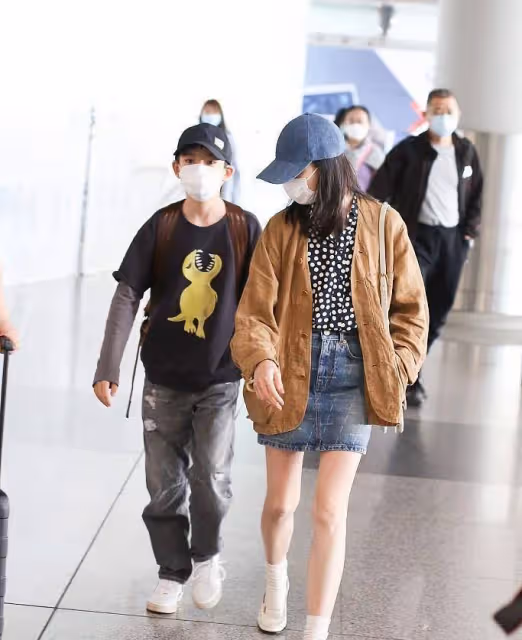 董潔帶兒子也不忘扮美,波點襯衫配牛仔裙,與12歲兒子同框似姐弟