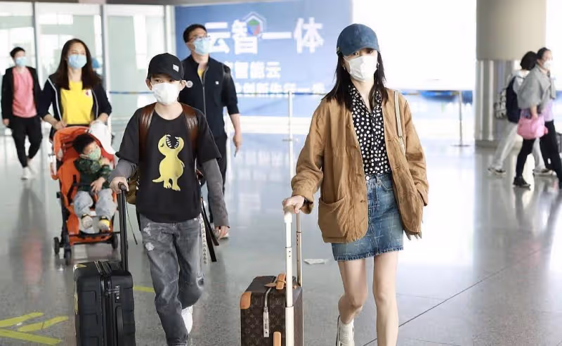董潔帶兒子也不忘扮美,波點襯衫配牛仔裙,與12歲兒子同框似姐弟