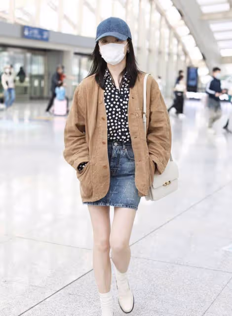 董潔帶兒子也不忘扮美,波點襯衫配牛仔裙,與12歲兒子同框似姐弟