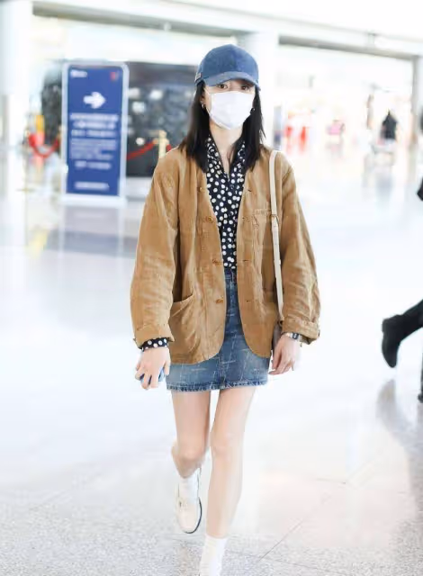 董潔帶兒子也不忘扮美,波點襯衫配牛仔裙,與12歲兒子同框似姐弟
