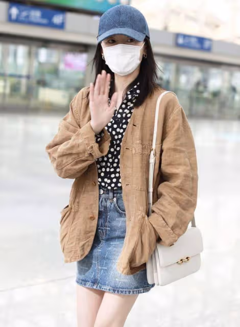 董潔帶兒子也不忘扮美,波點襯衫配牛仔裙,與12歲兒子同框似姐弟