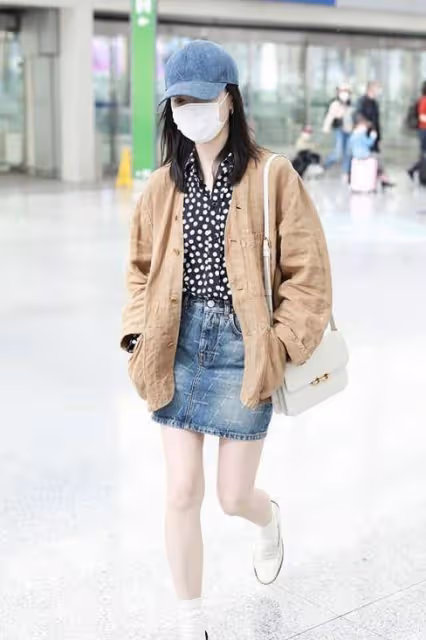 董潔帶兒子也不忘扮美,波點襯衫配牛仔裙,與12歲兒子同框似姐弟