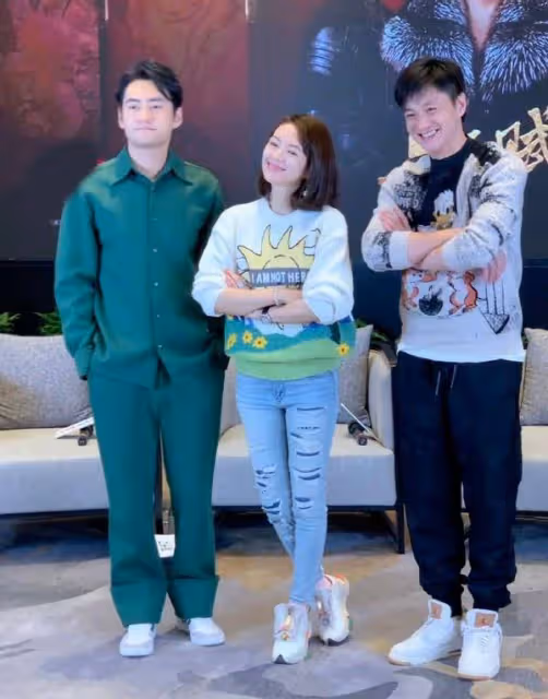 章子怡這骨相真抗老!卡通毛衣配破洞褲,41歲老阿姨美成美少女
