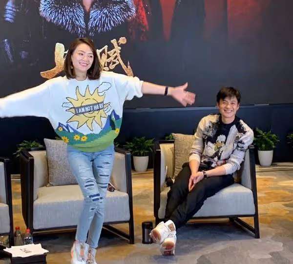 章子怡這骨相真抗老!卡通毛衣配破洞褲,41歲老阿姨美成美少女