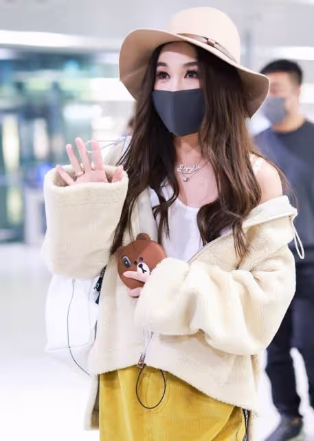 溫碧霞穿衣還似小姑娘,羊羔毛外套露出小背心,配半裙好嬌美