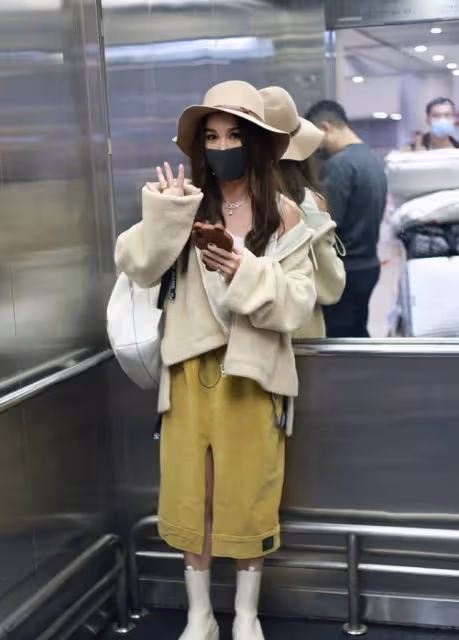 溫碧霞穿衣還似小姑娘,羊羔毛外套露出小背心,配半裙好嬌美