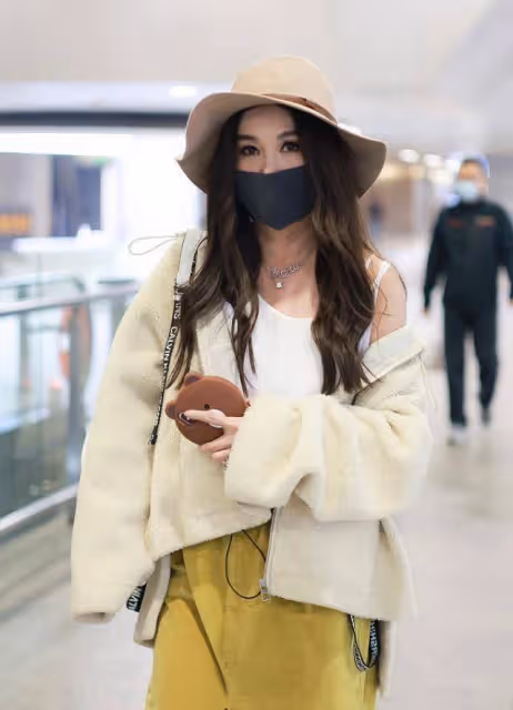 溫碧霞穿衣還似小姑娘,羊羔毛外套露出小背心,配半裙好嬌美
