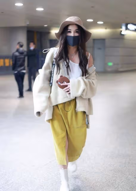 溫碧霞穿衣還似小姑娘,羊羔毛外套露出小背心,配半裙好嬌美