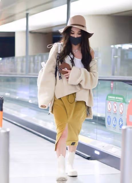 溫碧霞穿衣還似小姑娘,羊羔毛外套露出小背心,配半裙好嬌美