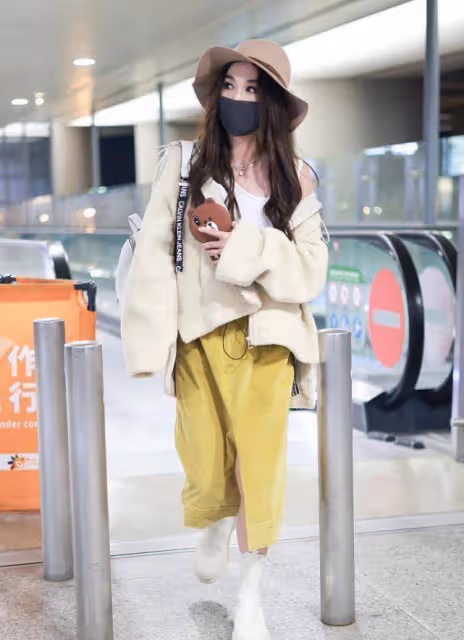 溫碧霞穿衣還似小姑娘,羊羔毛外套露出小背心,配半裙好嬌美