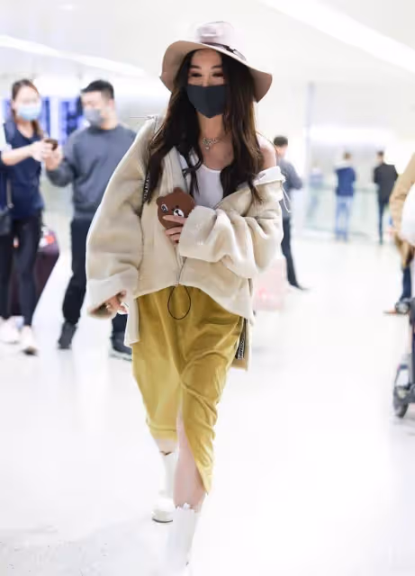 溫碧霞穿衣還似小姑娘,羊羔毛外套露出小背心,配半裙好嬌美