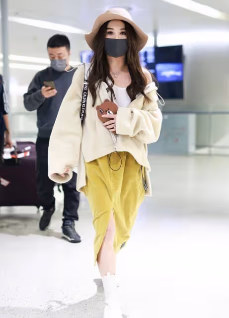溫碧霞穿衣還似小姑娘,羊羔毛外套露出小背心,配半裙好嬌美
