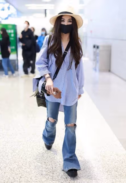 溫碧霞穿衣還似小姑娘,羊羔毛外套露出小背心,配半裙好嬌美