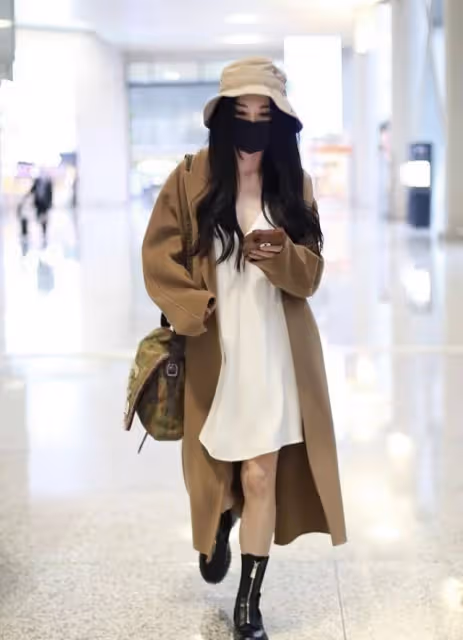 溫碧霞穿衣還似小姑娘,羊羔毛外套露出小背心,配半裙好嬌美