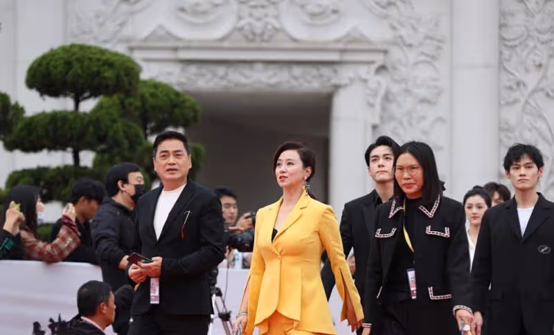 翁虹都是奶奶輩的人了,打扮得還跟小姑娘似的,穿黃西裝也太美了