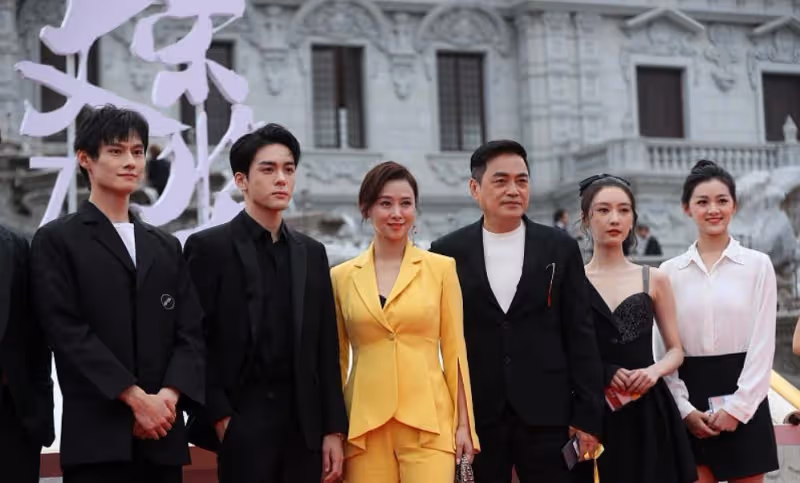 翁虹都是奶奶輩的人了,打扮得還跟小姑娘似的,穿黃西裝也太美了