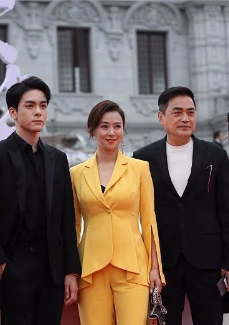 翁虹都是奶奶輩的人了,打扮得還跟小姑娘似的,穿黃西裝也太美了